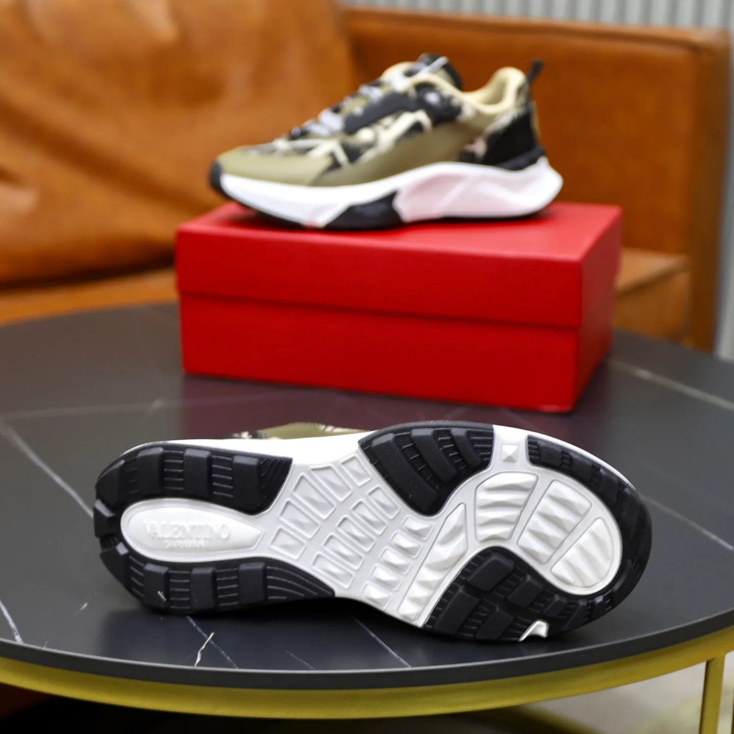 Ex-factory price: 520💰VALENTINO/Valentino Men's latest low-cut thick-soled sports shoes are shipped. Made with heavy industry, men's fine casual sports shoes, versatile style. Original leather, rubber lines embellished with geometric segmented uppers, hand-sewn with fine craftsmanship, novel and fashionable style, rubber soles with rivet details on the front and back, VALENTINO GARAVANI LOGO printed on the side, and Valentino Garavani decorative inlay on the tongue. Logo, comfortable, breathable and durable on the feet! Comes with full original packaging! Code number: 38-39-40-41-42-43-44 (45 can be customized)